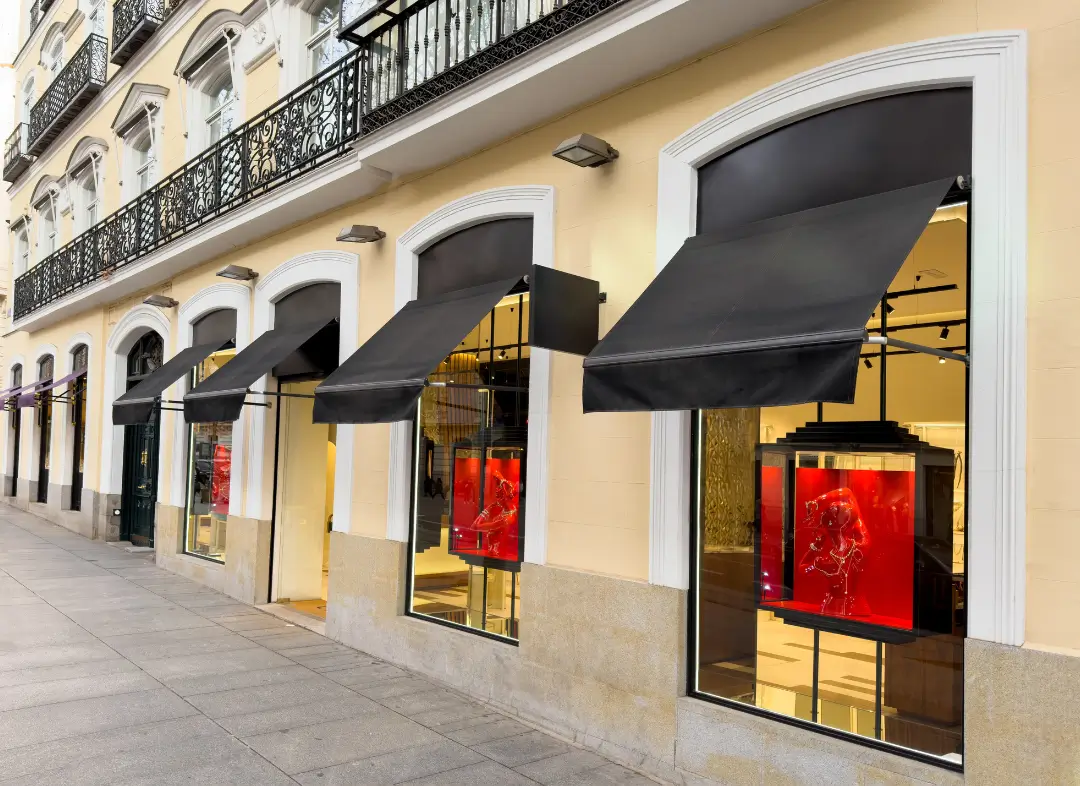 Façade vitrine de magasin en aluminium sur mesure à Castellar